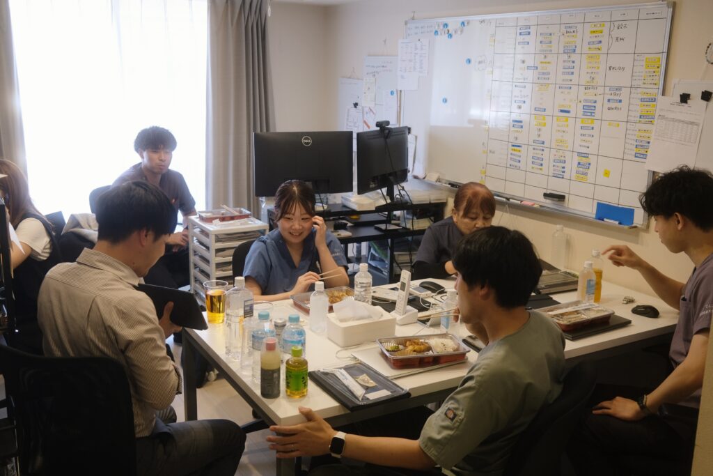 カンファレンスで意見を交わすチームミーティング風景(瀬谷区)